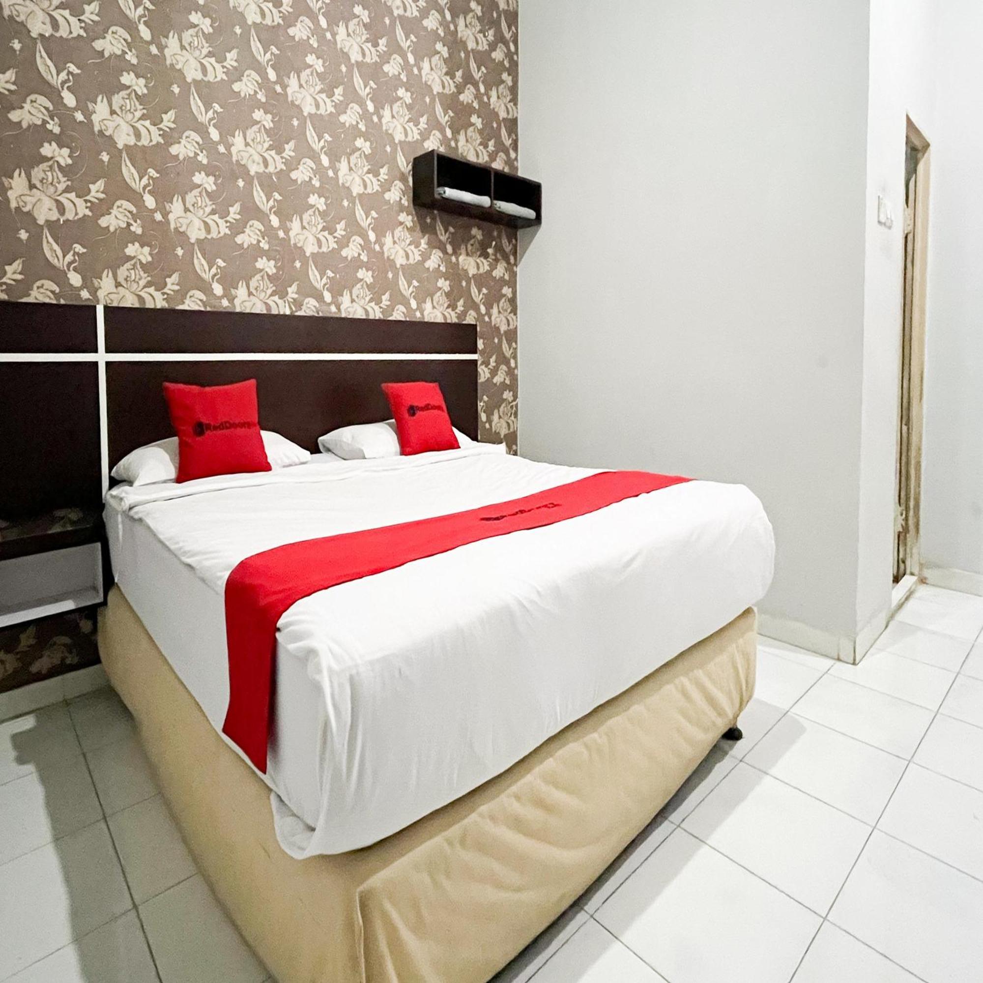 Reddoorz At Lucky Inn Panakukkang Makassar Esterno foto