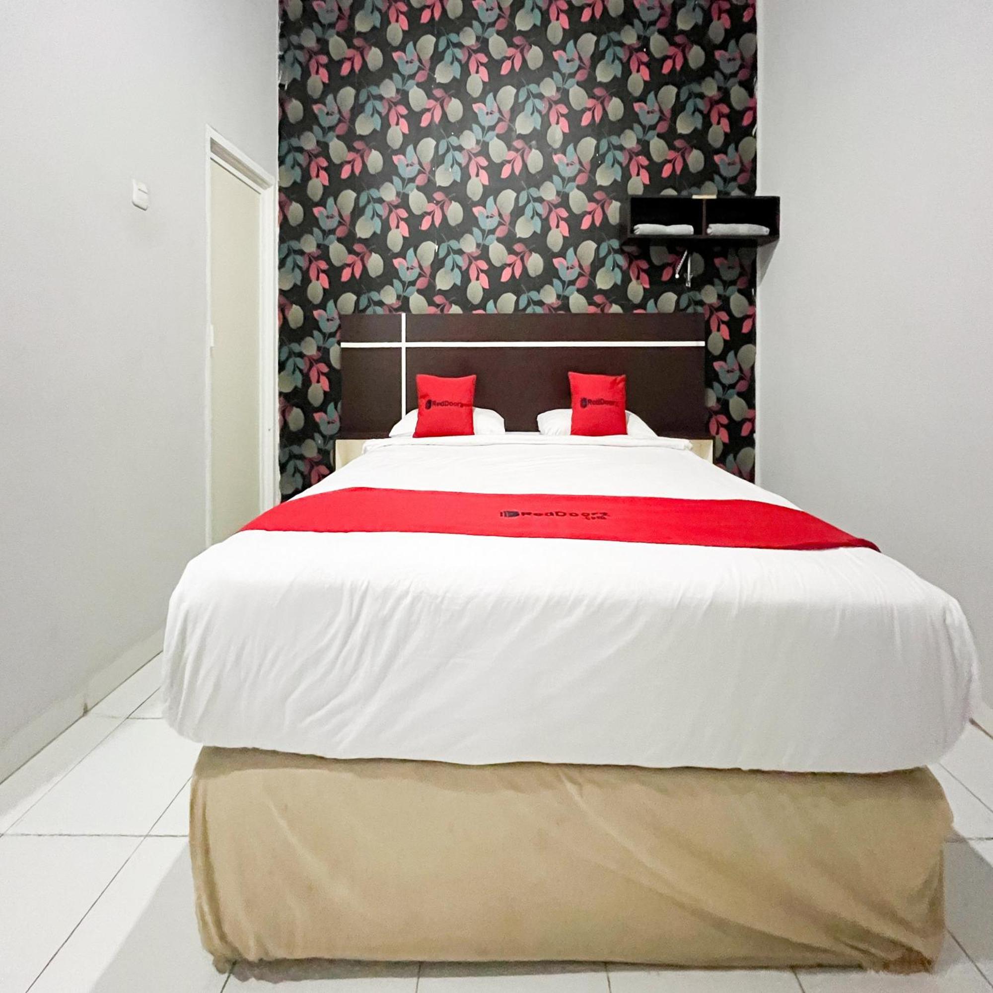 Reddoorz At Lucky Inn Panakukkang Makassar Esterno foto